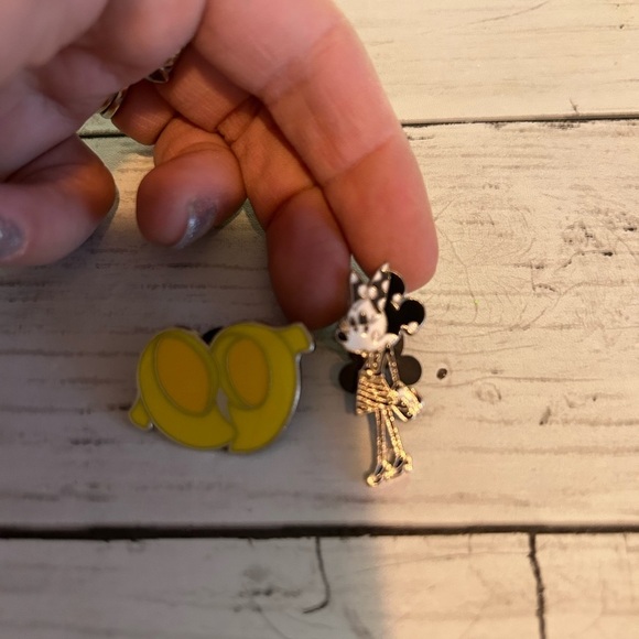 Disney parks lot of 2 pins - Picture 1 of 8